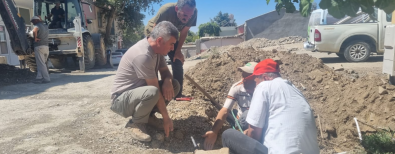 Belediyemiz  ekipleri TOKİ yolunun asafaltlama çalişmalarının bir an önce  baslaması için mesai saati gözetmeksizin  su bağlantılarını tamamlıyor.